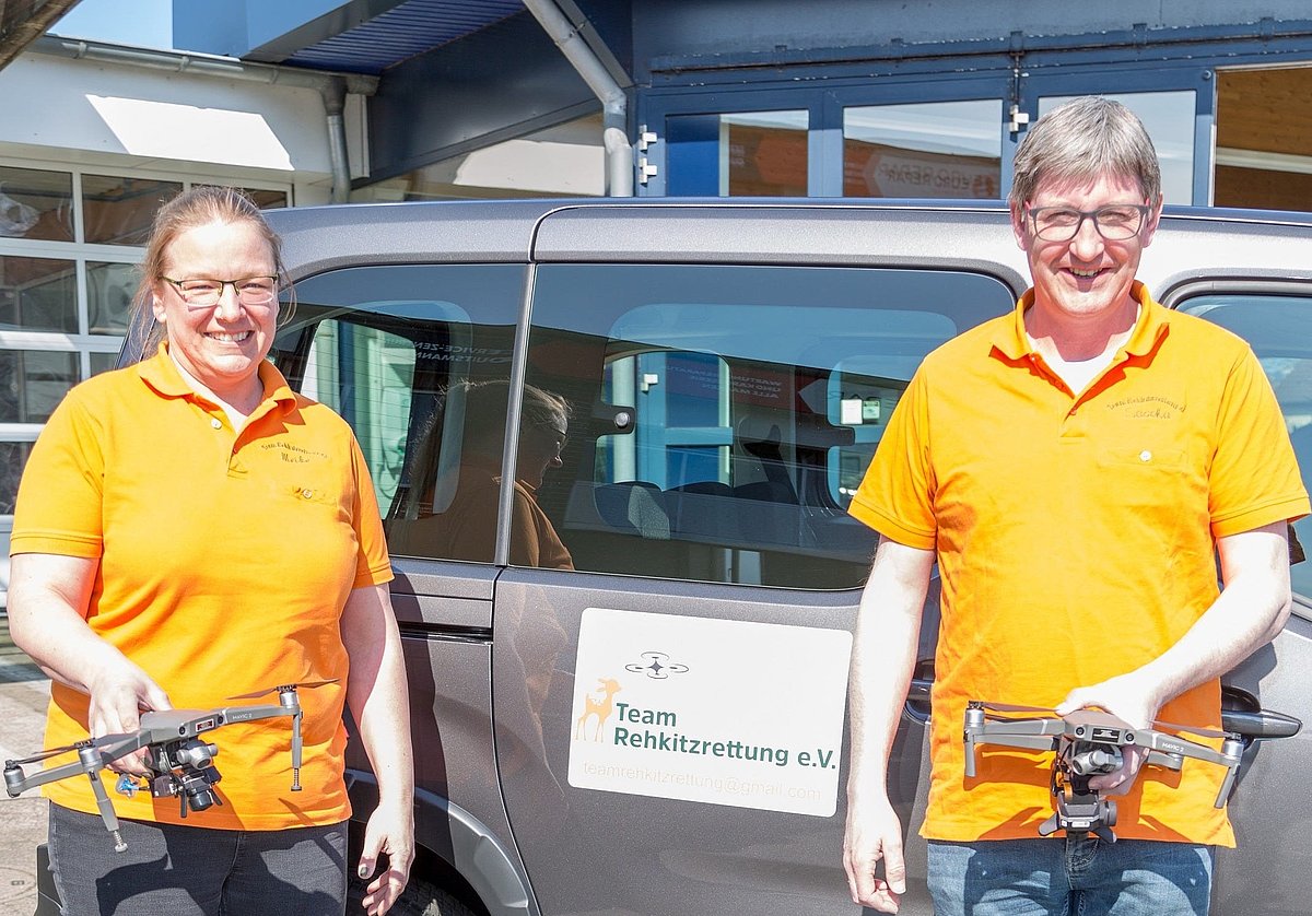 Drohenpiloten Drohnenpiloten halten ihre Technik bzw. Drohen in den Händen.