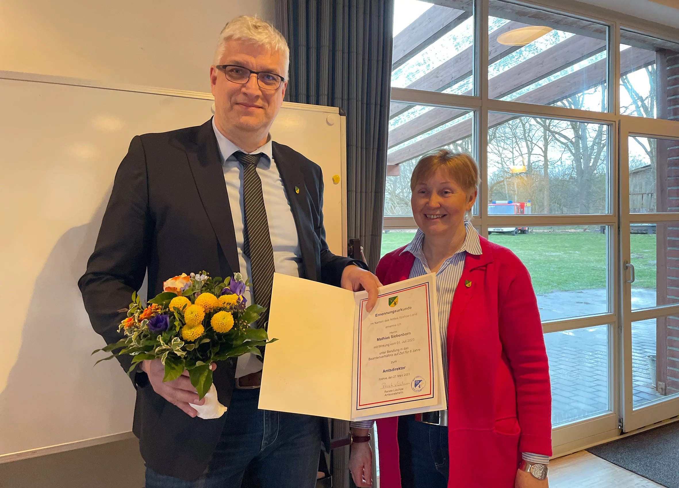 Amtsdirektor Mathias Siebenborn und die ehemalige Amtsvorsteherin Renate Lüschow