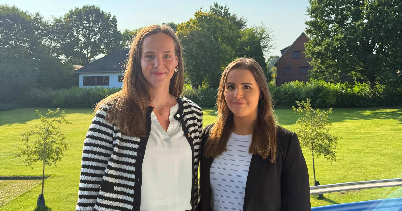 Auszubildende und Anwärterin des Amtes Itzehoe-Land: Von links: Frau Helene Fischer (Anwärterin) und Frau Joy Mailine Knoff. Nicht im Bild: Frau Danielle Walther Auszubildende des Amtes Itzehoe-Land