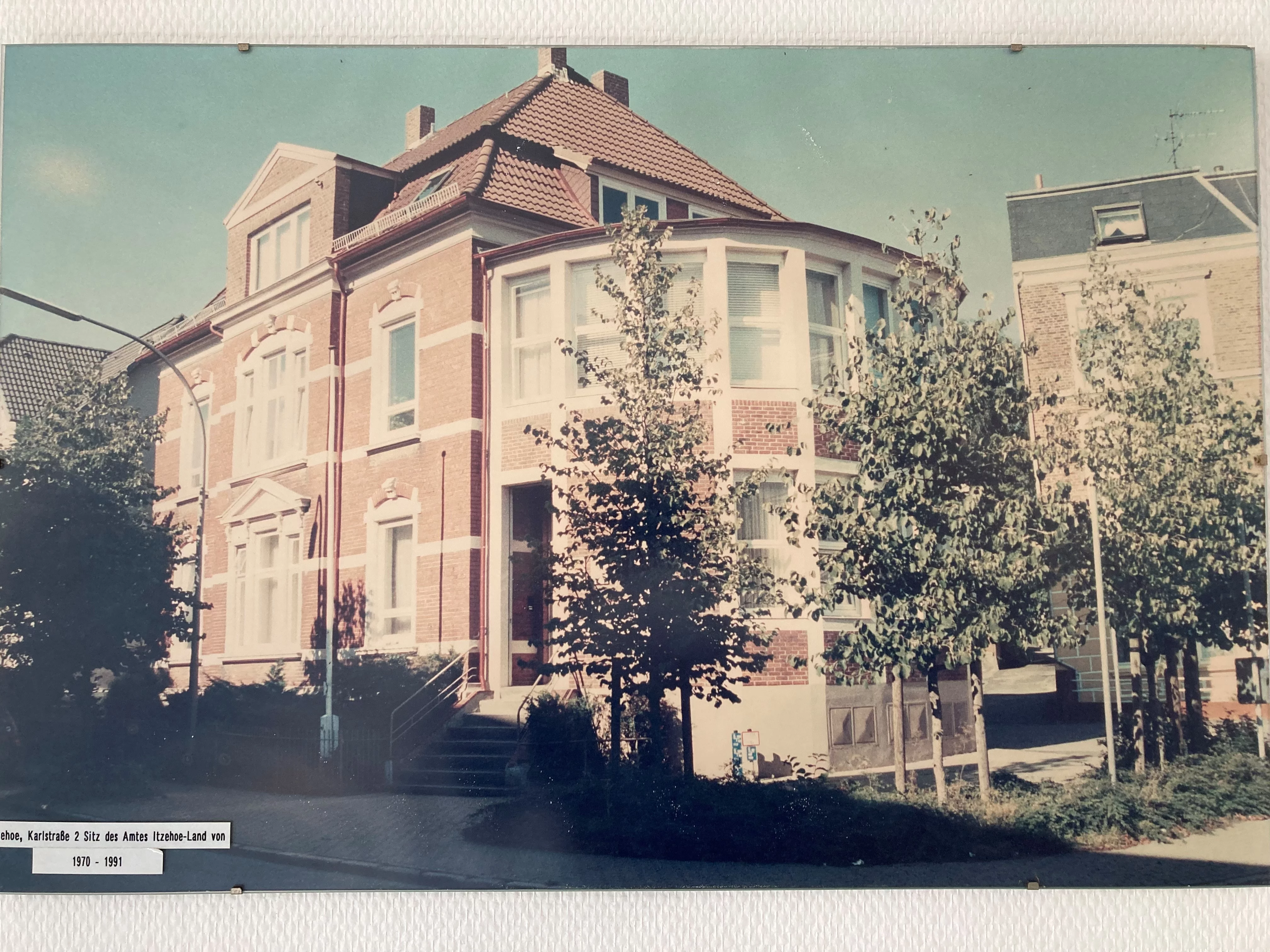 Archiv: Das Verwaltungsgebäude des Amtes Itzehoe-Land von 1970 bis 1991 in der Karlstraße 2 in Itzehoe Historisches Foto des alten Verwaltungsgebäudes des Amtes Itzehoe-Land, 1970 bis 1991